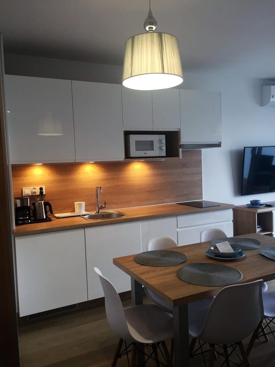 Kitchen or kitchenette, Dining area