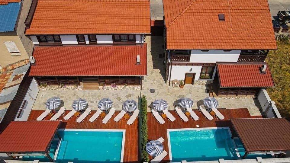 Bird's eye view, Pool view
