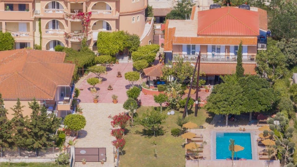 Property building, Bird's eye view, Garden, Swimming pool, sunbed