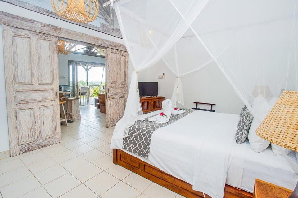 Bed, TV and multimedia, Bedroom