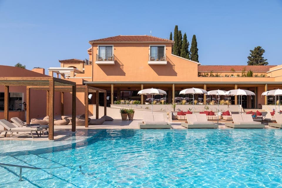 Swimming pool, sunbed