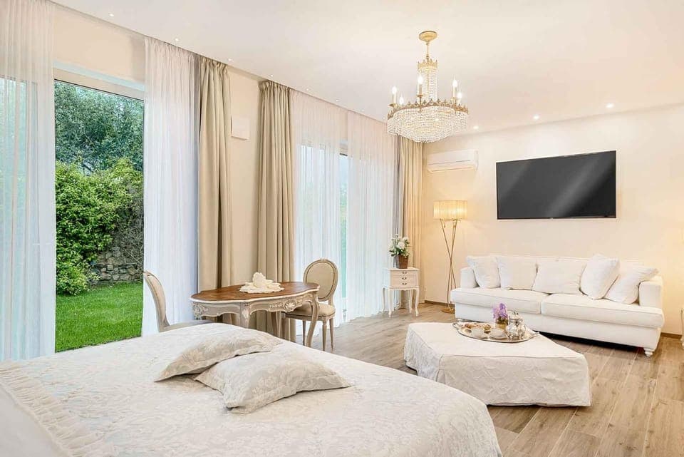 Bed, TV and multimedia, Photo of the whole room, Seating area, Bedroom, Garden view