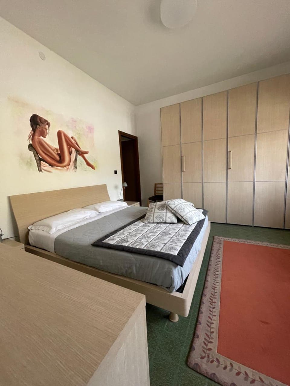 Photo of the whole room, Bedroom, wardrobe