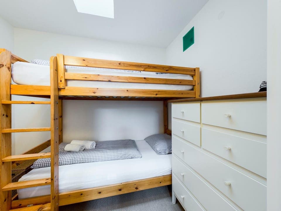 Bedroom, bunk bed