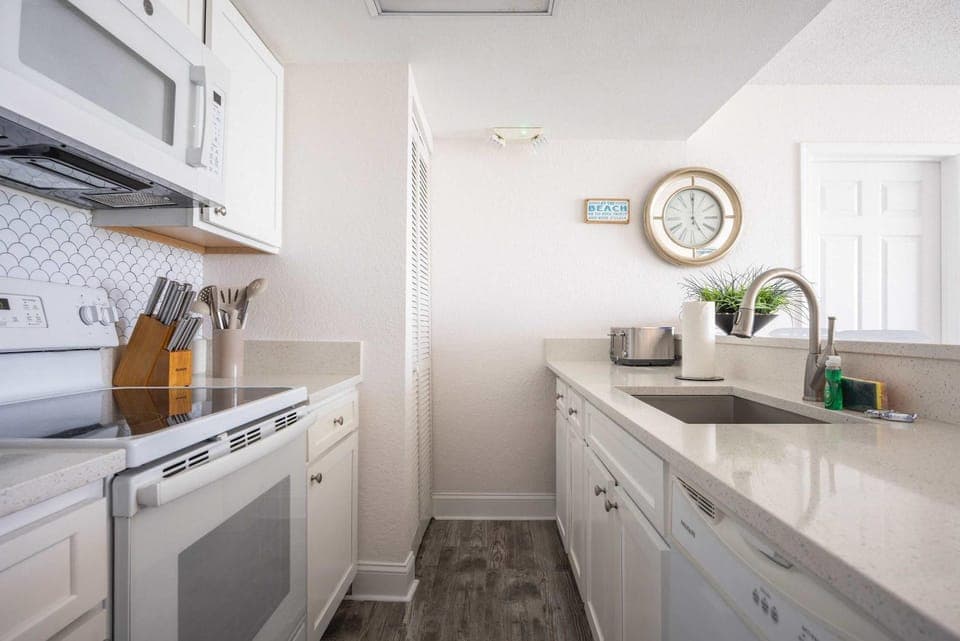 Tortuga Suite at Sunrise Suites Resort - Heated Pool, Hot Tub & Free Parking House in Stock Island