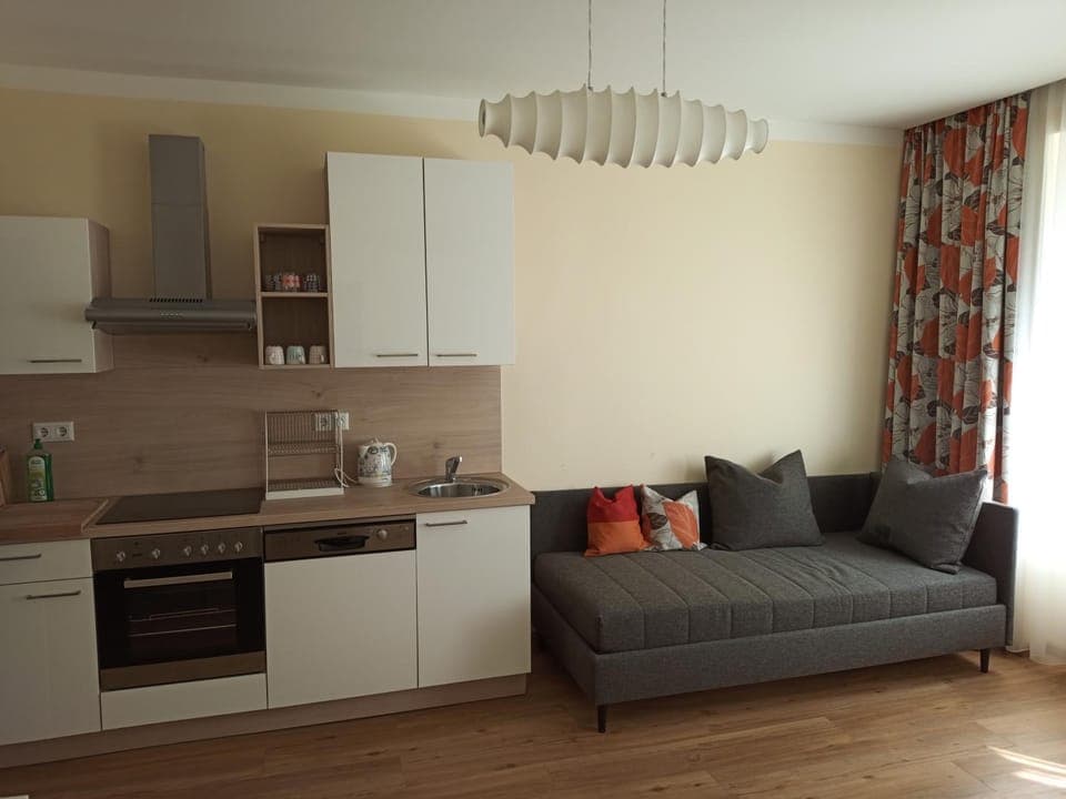 Bed, Coffee/tea facilities, Kitchen or kitchenette, Living room, Photo of the whole room, Seating area