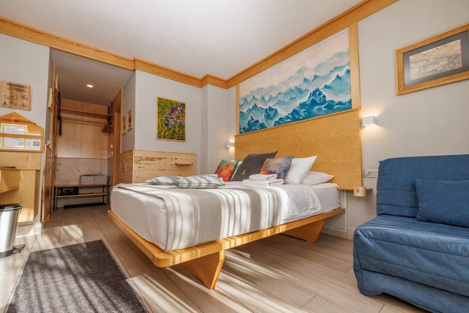 Photo of the whole room, Bedroom