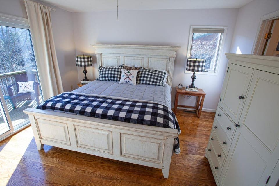 Bed, Photo of the whole room, Bedroom
