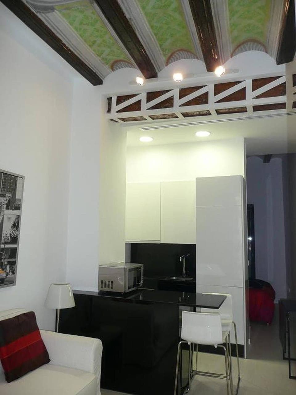 Restaurant/places to eat, Living room, Seating area, microwave, kitchen