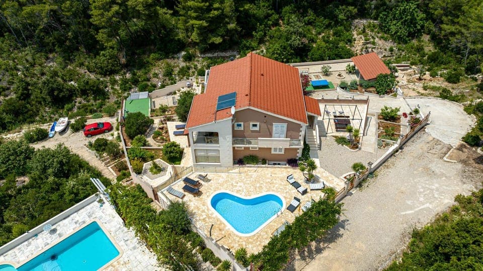 Property building, Day, Neighbourhood, Natural landscape, Bird's eye view, Pool view, Swimming pool, Location, Parking, sunbed