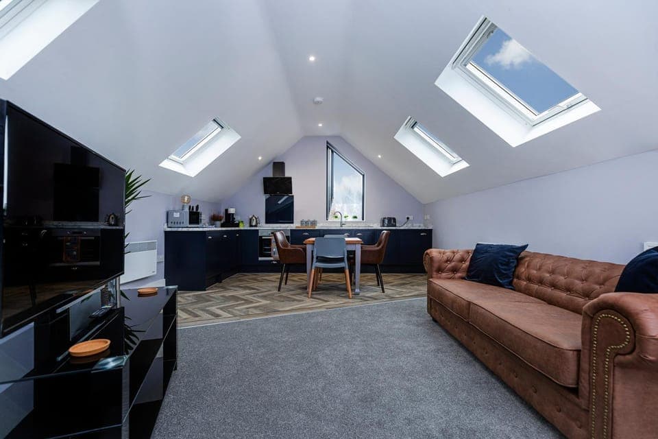 Kitchen or kitchenette, Living room, Seating area, Dining area