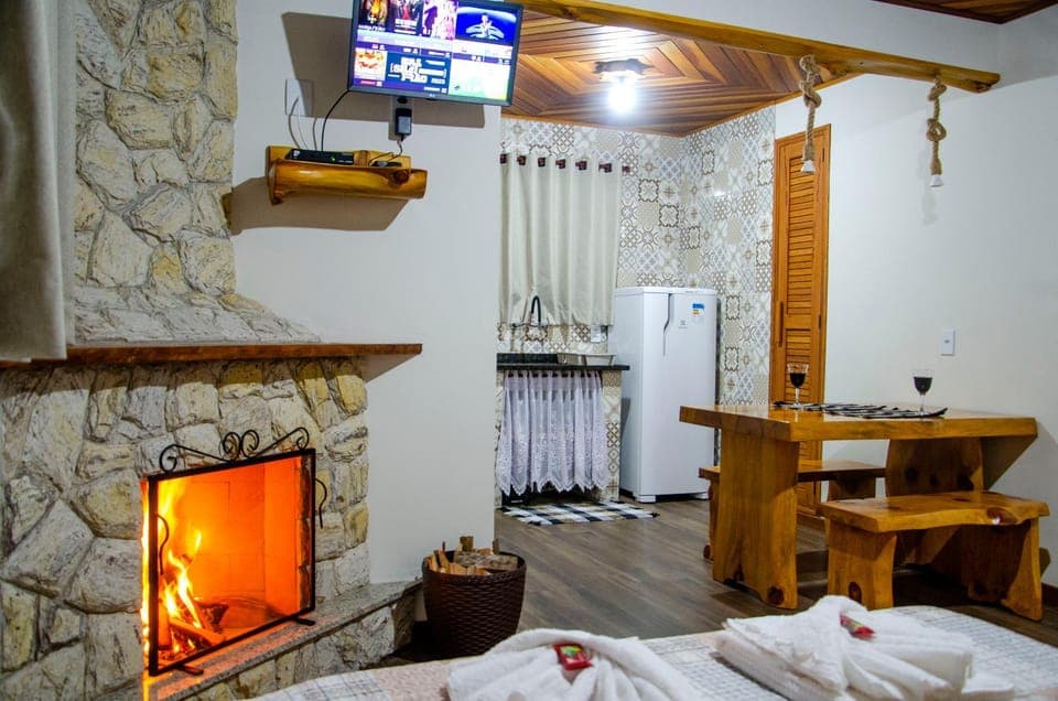 TV and multimedia, Kitchen or kitchenette, Photo of the whole room, Dining area, fireplace