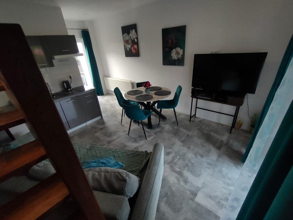 Communal lounge/ TV room, TV and multimedia, Kitchen or kitchenette, Living room, Seating area, Dining area, Evening entertainment