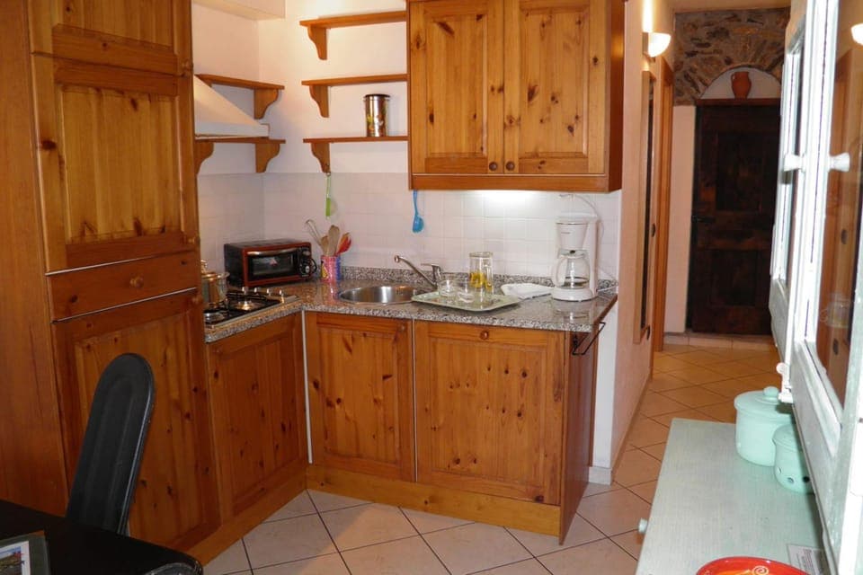Kitchen or kitchenette, dishwasher, stove