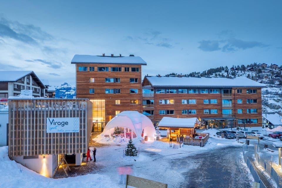 Property building, Nearby landmark, Day, Natural landscape, Winter, City view, Mountain view, Location, Parking