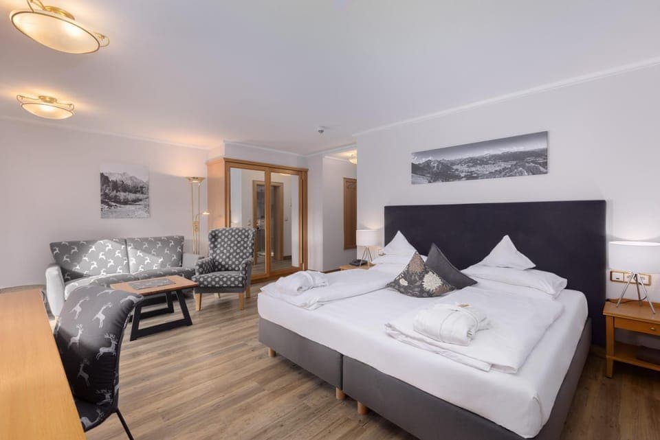 Bed, Photo of the whole room, Seating area