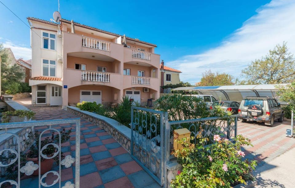 Property building, Patio, Facade/entrance, Garden