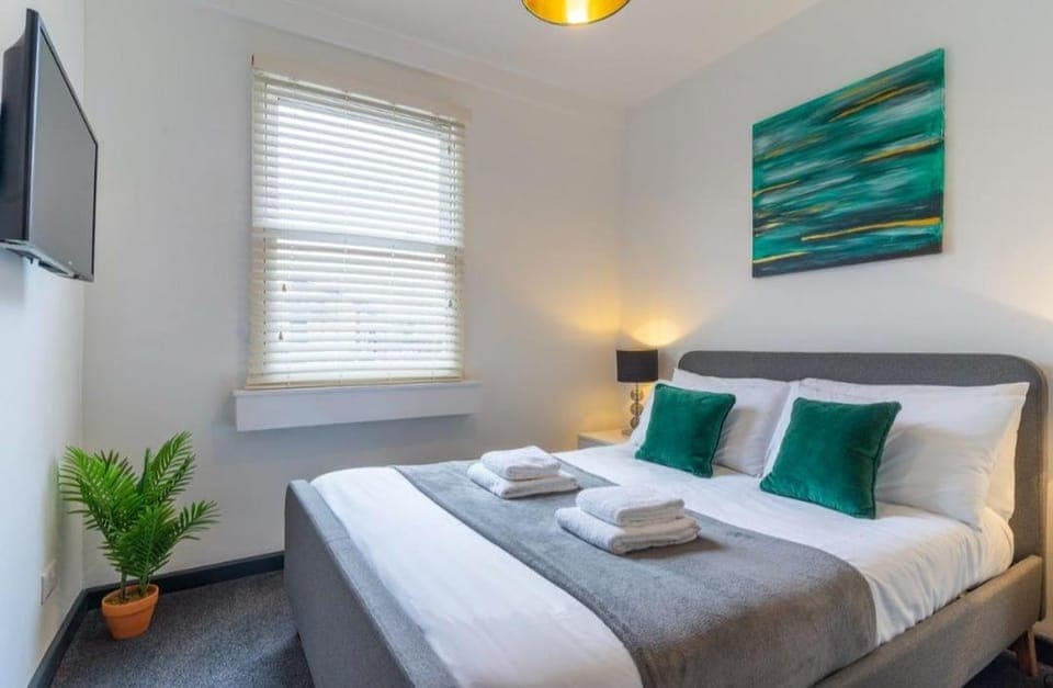 Bed, TV and multimedia, Bedroom, towels