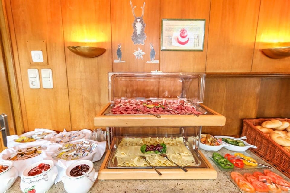 Restaurant/places to eat, Buffet breakfast