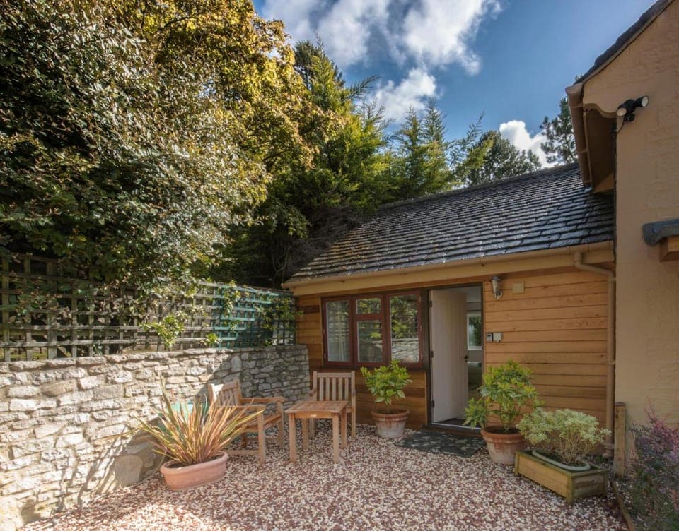 Facade/entrance, View (from property/room)