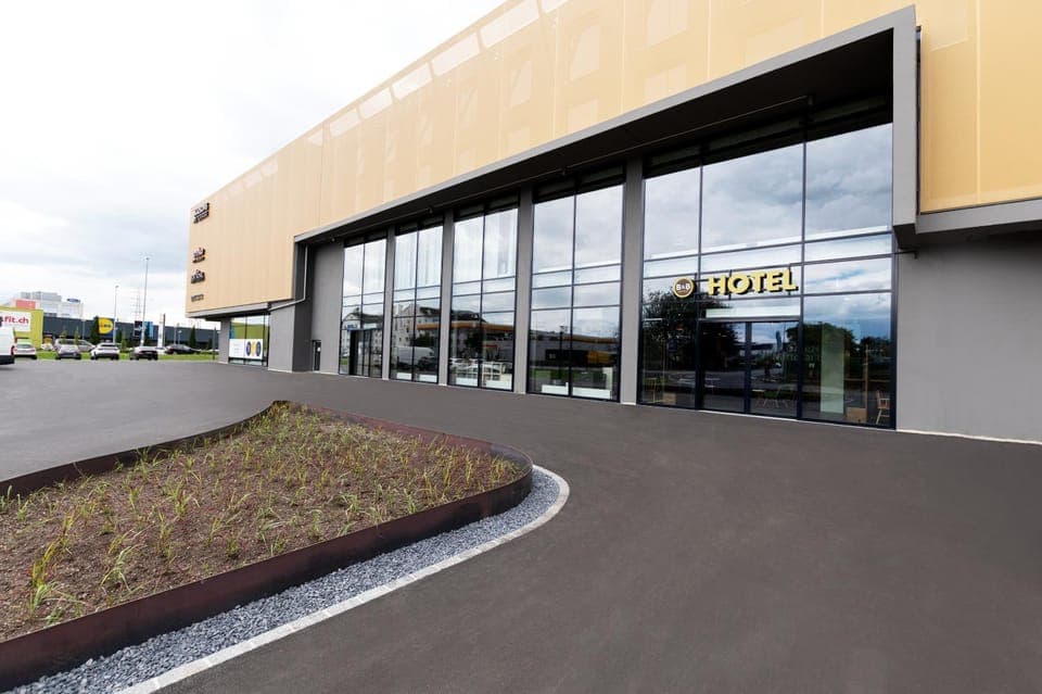 Property building, Facade/entrance, Property logo or sign