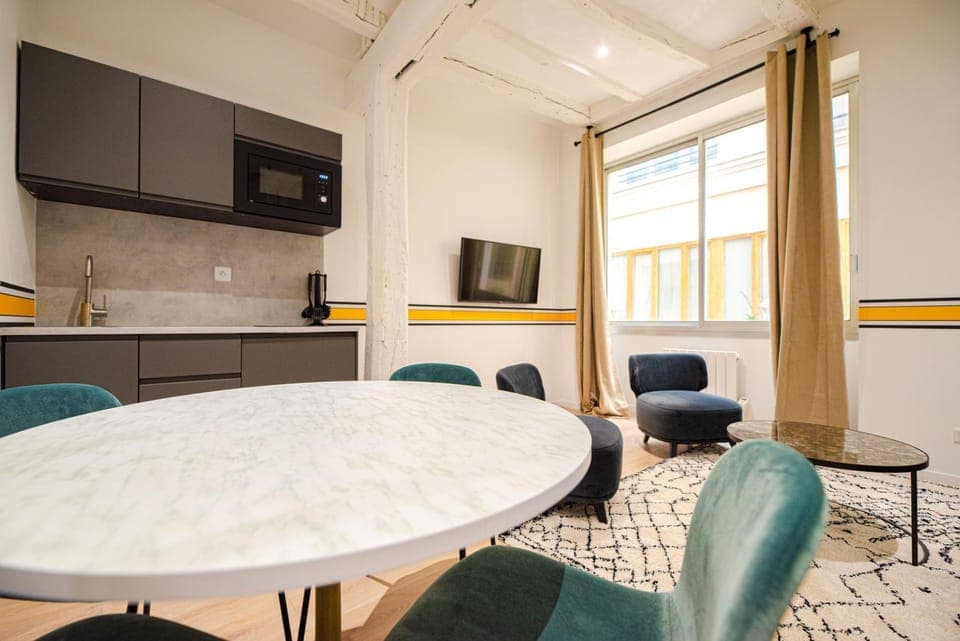 Kitchen or kitchenette, Dining area