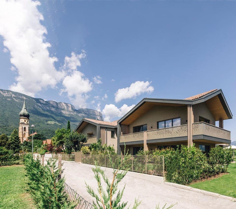 Property building, Nearby landmark, Day, Natural landscape, Landmark view, Landmark view, Mountain view