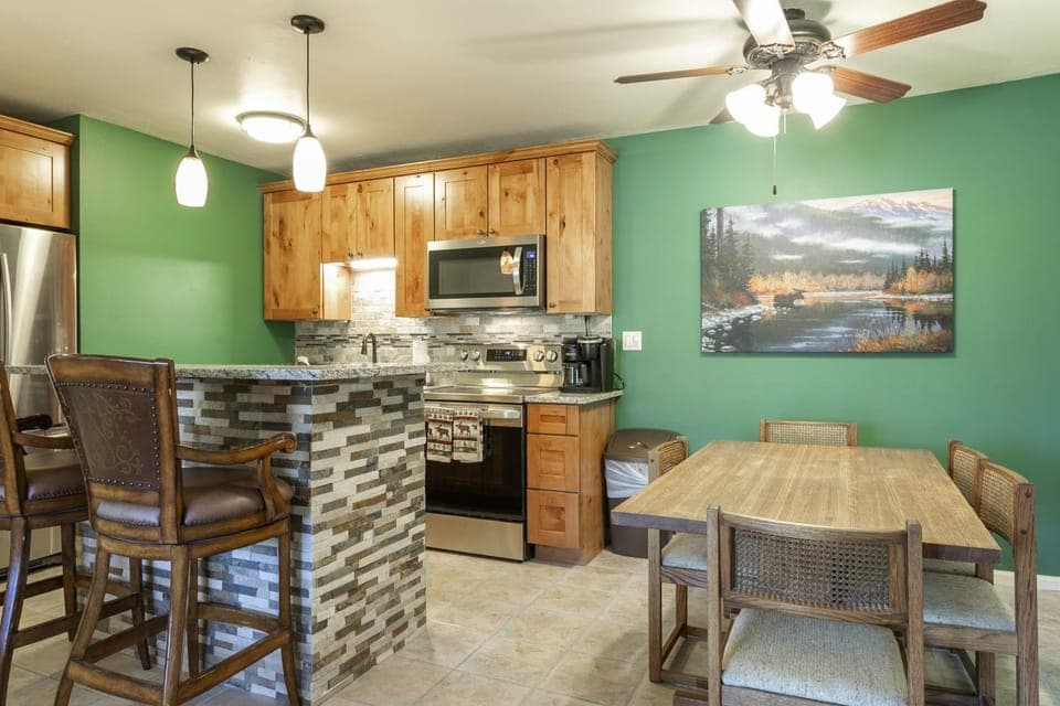 Kitchen or kitchenette, Dining area