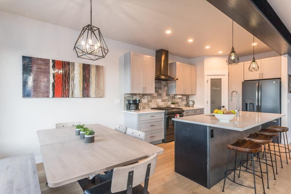 Kitchen or kitchenette, Dining area