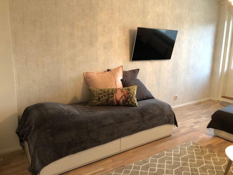 Communal lounge/ TV room, Bed, Bedroom