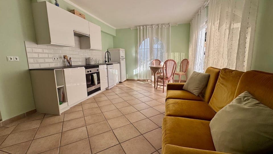 Kitchen or kitchenette, Living room, oven