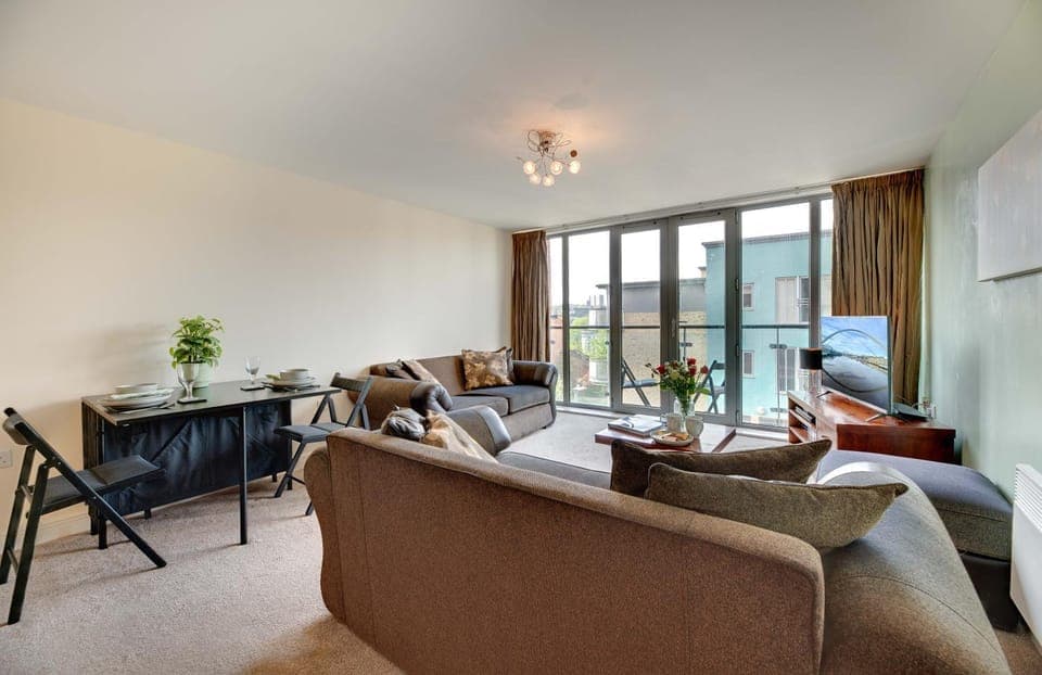 TV and multimedia, Living room, Seating area, Dining area