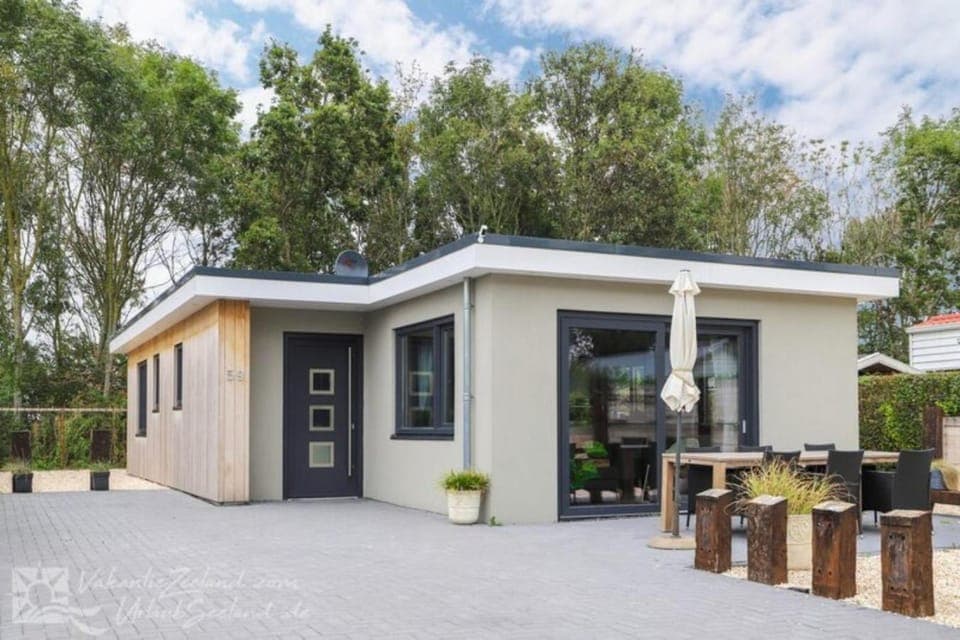 Facade/entrance, Floor plan