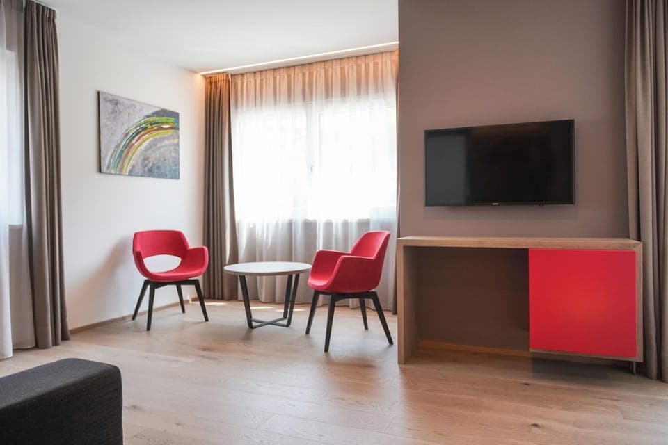 TV and multimedia, Living room, Photo of the whole room, Seating area, Bedroom