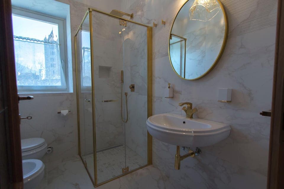 Shower, Toilet, Bathroom, towels