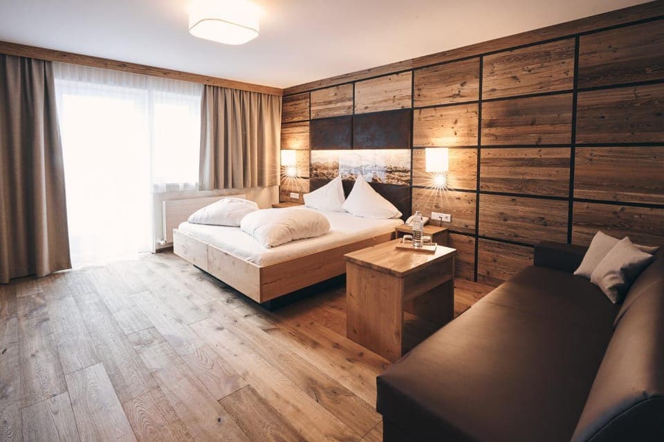 Photo of the whole room, Seating area