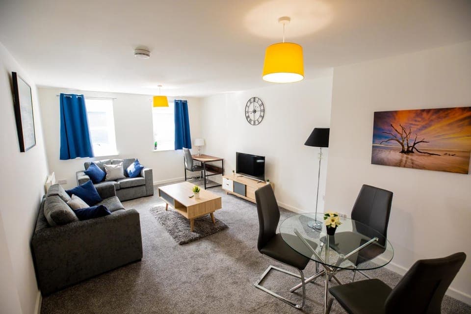 TV and multimedia, Living room, Seating area, Evening entertainment