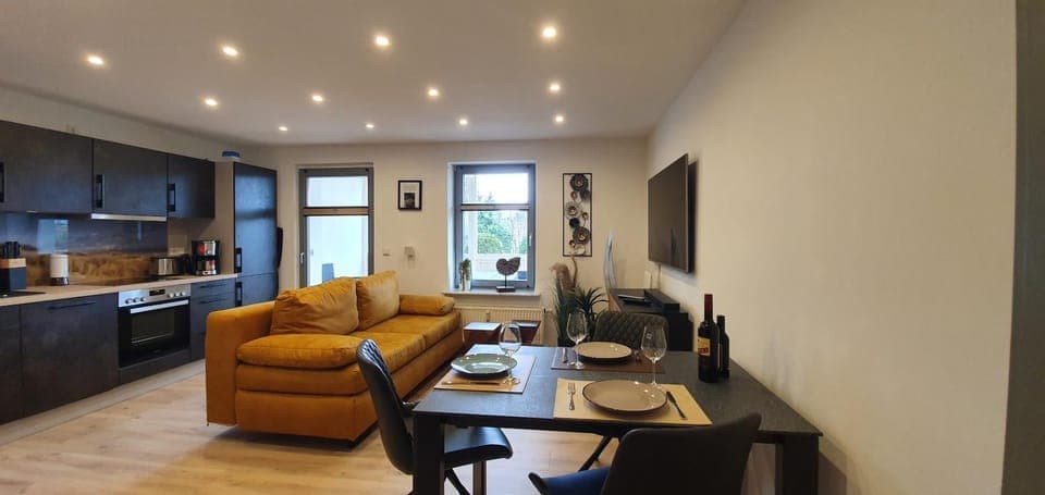 Communal lounge/ TV room, TV and multimedia, Kitchen or kitchenette, Living room, Seating area, Dining area, Evening entertainment