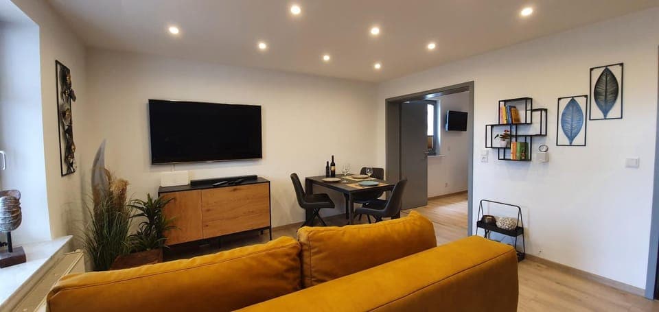 TV and multimedia, Living room, Seating area, Evening entertainment