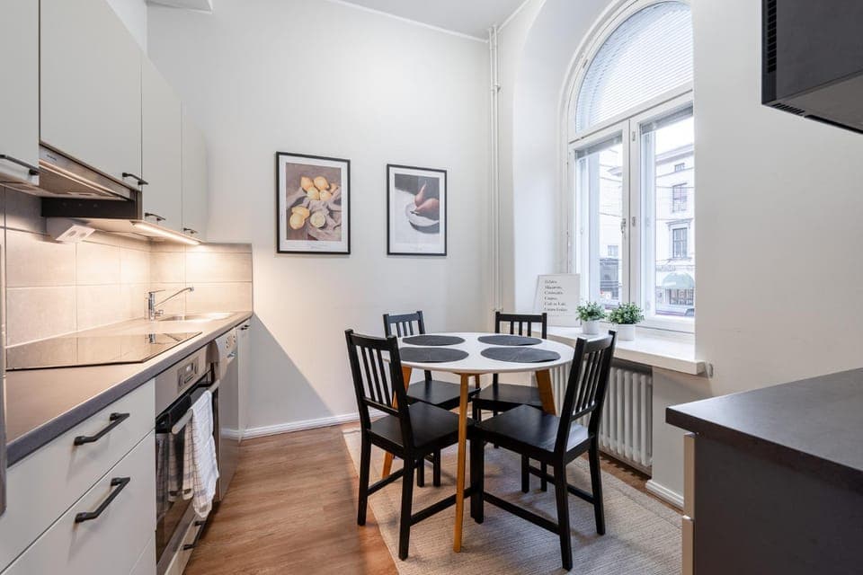 Kitchen or kitchenette, Dining area, stove