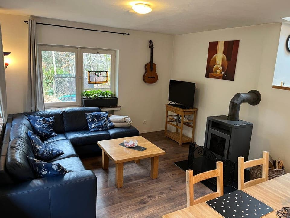 Communal lounge/ TV room, TV and multimedia, Living room, Seating area, Evening entertainment