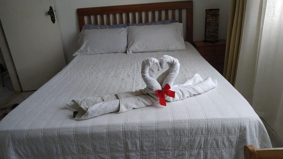 Bed, Bedroom, towels