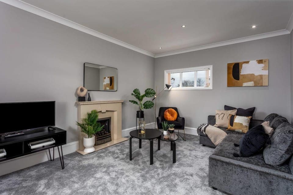 TV and multimedia, Living room, Seating area, Evening entertainment