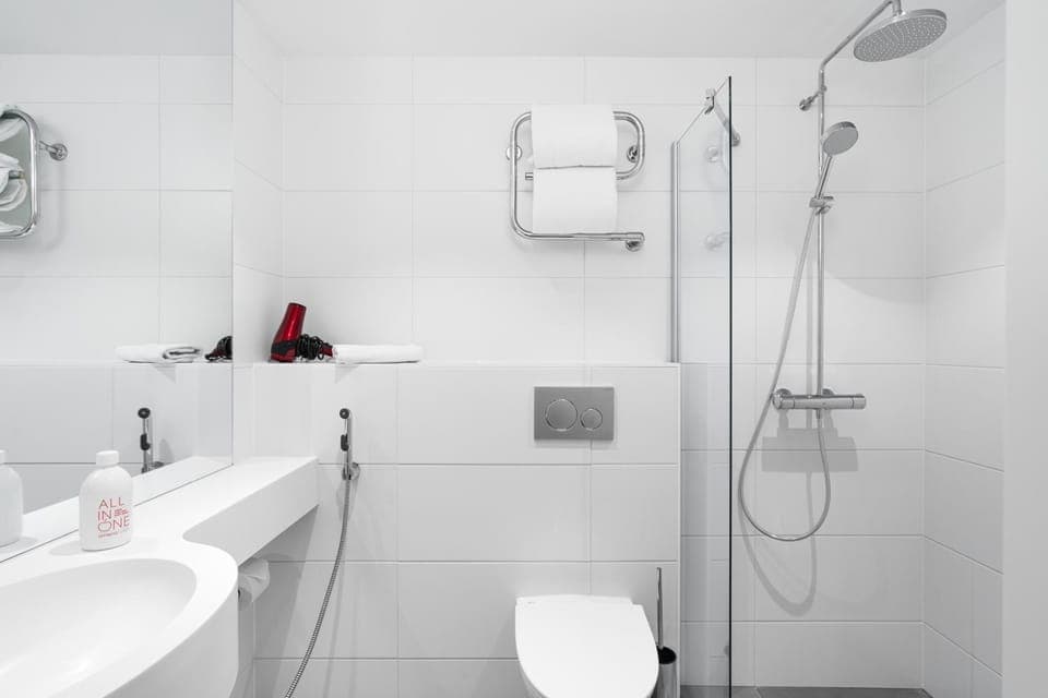 Shower, Toilet, Bathroom, towels