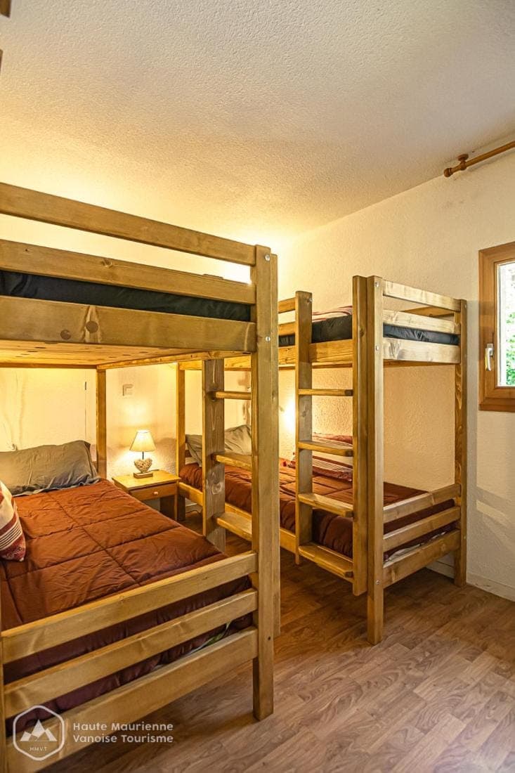 Bedroom, bunk bed