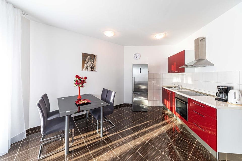 Kitchen or kitchenette, Seating area, Dining area, pet friendly, stove