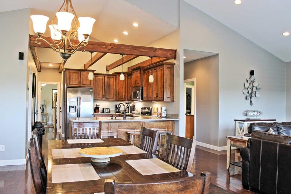 Hot Tub & Game Room! Group-Ready Smokies Cabin Cabin in Sevierville