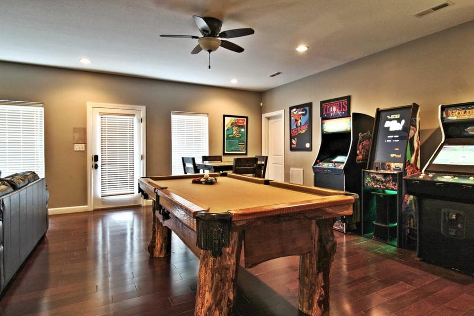 Hot Tub & Game Room! Group-Ready Smokies Cabin Cabin in Sevierville