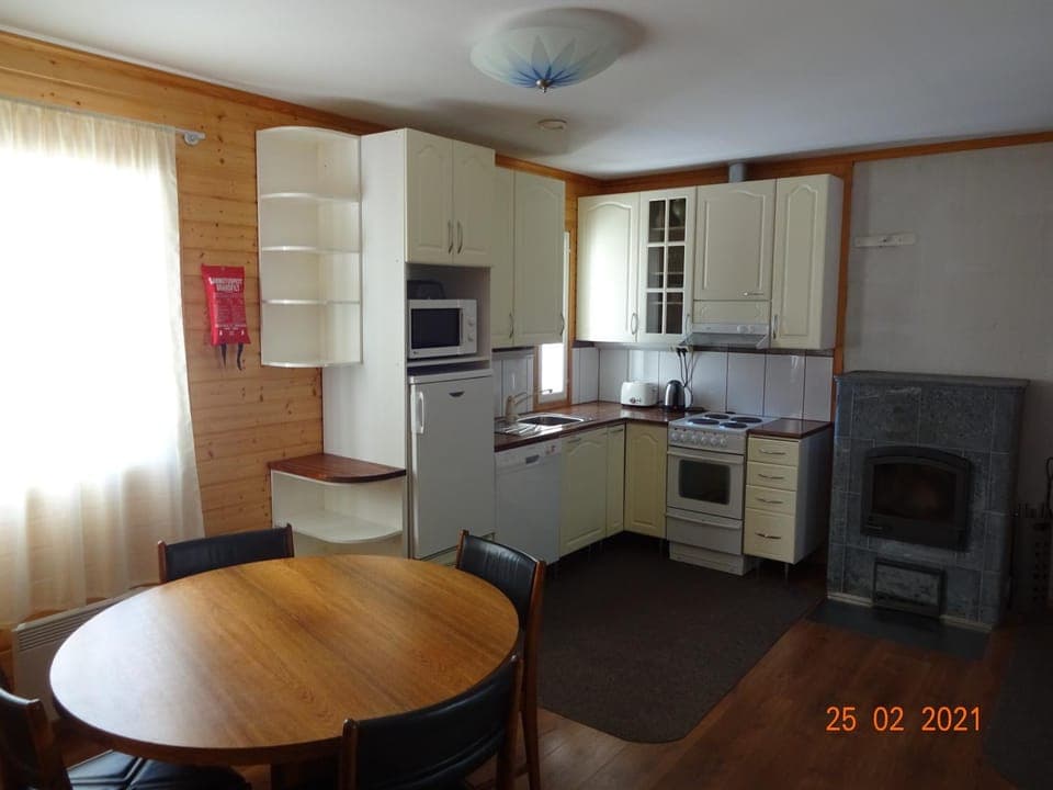 Kitchen or kitchenette, Dining area, dishwasher, oven, pet friendly, stove, toaster