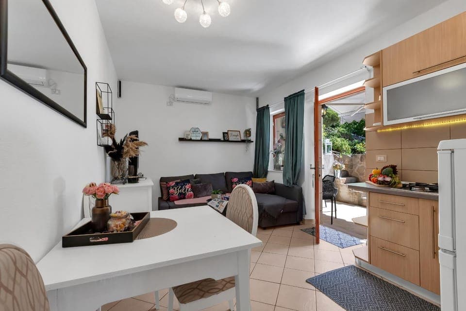 Kitchen or kitchenette, Living room, Seating area, Dining area